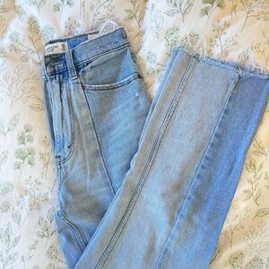 ABERCROMBIE - High waisted light wash jeans